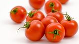 Gekühlte Tomaten verlierenihren Geschmack. Denn die kalte Luft verhindert den Reifeprozess der Tomate und der gibt ihr schließlich ihren Geschmack. Deshalb gilt: Lagern Sie die roten Paradiesäpfel in einer Schüssel auf der Arbeitsplatte.