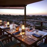 Sal Salis: Ningaloo Reef, Western Australia  Ein ganz besonderer Ort an der Westküste: Am Ningaloo Reef treffen Outback und Ozean aufeinander. Hier steigen vor allem Naturliebhaber und Taucher ab, die beim Frühstück und Dinner an diesem abgeschiedenen Platz - 1200 Kilometer nördlich von Perth - die Atmosphäre des Outdoor-Glamping genießen.   Info: www.salsalis.com.au