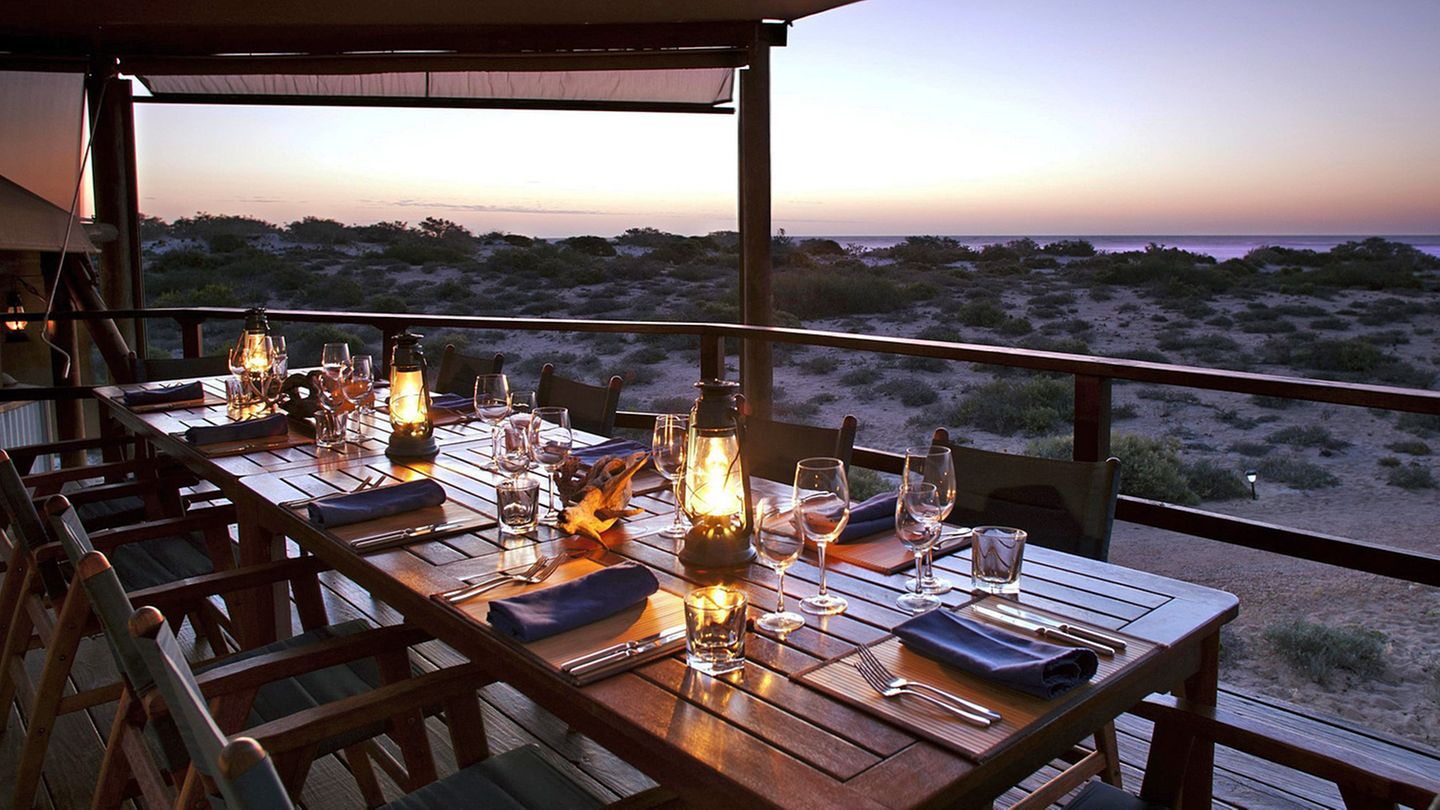 Die besten Restaurants: Sal Salis: Ningaloo Reef, Western Australia Ein ganz besonderer Ort an der Westküste: Am Ningaloo Reef treffen Outback und Ozean aufeinander. Hier steigen vor allem Naturliebhaber und Taucher ab, die beim Frühstück und Dinner an diesem abgeschiedenen Platz - 1200 Kilometer nördlich von Perth - die Atmosphäre des Outdoor-Glamping genießen. Info: www.salsalis.com.au Sal Salis: Ningaloo Reef, Western Australia Ein ganz besonderer Ort an der Westküste: Am Ningaloo Reef treffen Outback und Ozean aufeinander. Hier steigen vor allem Naturliebhaber und Taucher ab, die beim Frühstück und Dinner an diesem abgeschiedenen Platz - 1200 Kilometer nördlich von Perth - die Atmosphäre des Outdoor-Glamping genießen. Info: www.salsalis.com.au