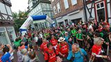 Durch die Altstadtgassen drängeln sich die über 120 angemeldeten Vierer-Teams. Sie alle haben die Hoffnung innerhalb von 30 Stunden die Rundtour durch den Westharz zu bewältigen