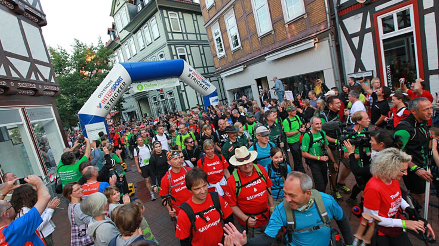 Durch die Altstadtgassen drängeln sich die über 120 angemeldeten Vierer-Teams. Sie alle haben die Hoffnung innerhalb von 30 Stunden die Rundtour durch den Westharz zu bewältigen