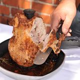 Kein Säbeln und Zerren, das Fleisch ist so saftig, dass es sich butterweich herunterschneiden lässt.