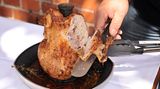 Kein Säbeln und Zerren, das Fleisch ist so saftig, dass es sich butterweich herunterschneiden lässt.