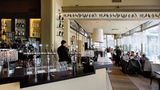 Kappeli, Helsinki  Das Kappeli ist eines der bekanntesten Café-Restaurants der finnischen Hauptstadt. Die Geschichte des Hauses geht auf den Konditor Jerngren zurück, der im Esplanadenpark eine Verkaufsbude für Limonade und Backwaren eröffnete. Da die Konstruktion entfernt an eine Kirche erinnerte, wurde sie bald Kappeli ("Kapelle") genannt.   Als Jerngrens Häuschen baufällig wurde, ließ er ein neues Gebäude errichten, das 1867 eröffnet wurde und sich rasch zu einem beliebten Treffpunkt entwickelte. 1883 übernahm Josef Wolontis die Geschäftsführung und führte kaltes Bier und Live-Musik ein, was die Popularität des Hauses noch steigerte. Zahlreiche Musiker und Künstler besuchten das Haus, unter ihnen der Komponist Jean Sibelius.