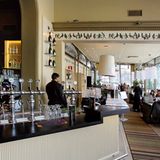 Kappeli, Helsinki  Das Kappeli ist eines der bekanntesten Café-Restaurants der finnischen Hauptstadt. Die Geschichte des Hauses geht auf den Konditor Jerngren zurück, der im Esplanadenpark eine Verkaufsbude für Limonade und Backwaren eröffnete. Da die Konstruktion entfernt an eine Kirche erinnerte, wurde sie bald Kappeli ("Kapelle") genannt.   Als Jerngrens Häuschen baufällig wurde, ließ er ein neues Gebäude errichten, das 1867 eröffnet wurde und sich rasch zu einem beliebten Treffpunkt entwickelte. 1883 übernahm Josef Wolontis die Geschäftsführung und führte kaltes Bier und Live-Musik ein, was die Popularität des Hauses noch steigerte. Zahlreiche Musiker und Künstler besuchten das Haus, unter ihnen der Komponist Jean Sibelius.