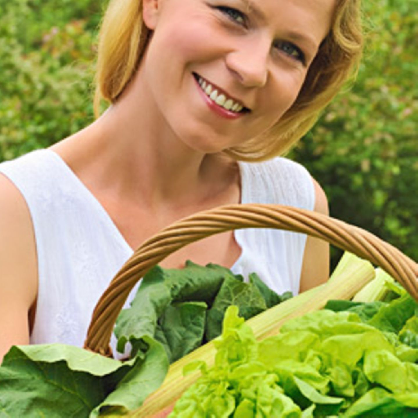 Nach liebevoller Hege und Pflege von Saat und Jung­pflanzen kann am Ende das eigene Biogemüse geerntet werden