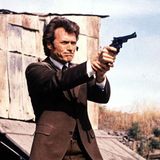 Im Dortmund-"Tatort" fällt Peter Faber (Jörg Hartmann) regelmäßig aus der Rolle. Mal zertrümmert er sein Büro mit einem Baseballschläger, bei anderer Gelegenheit demoliert er die Waschbecken auf der Dienststelle. Doch er ist nicht er erste Polizei-Ermittler in Film und Fernsehen, der über die Stränge schlägt. Wir zeigen einige seiner Vorläufer.  Oben: Er ist der Vater aller Kommissare mit sozial abweichendem Verhalten: Inspectro Callahan alias "Dirty Harry" sorgte in den frühen 70er Jahren in San Francisco auf seine Weise für Ordnung. Mit den Gesetzen nimmt es der von Clint Eastwood verkörperte Polizist nicht so genau. Seine Übertretungen und Gewaltausbrüche dienen aber immer der Verbrechensbekämpfung. Am Ende des ersten Films legt "Dirty Harry" konsequenterweise seine Dienstmarke nieder. Doch in vier weiteren Teilen dieser Reihe arbeitet Callahan wieder als Inspector für das SFPD.