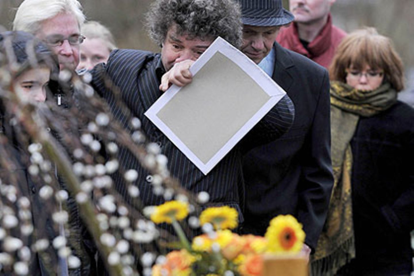 Tränen am Grab: Uwe (Mitte, l.) und Manni (Mitte, r.) Ludolf nahmen mit Fans Abschied vom verstorbenen Günter