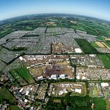 Das Festival-Gelände und der Campground aus der Luft. Die Äcker sind übersät mit Zeltplätzen, Wagenburgen, Imbissbuden und zahlreichen Bühnen; die Wege zwischen den Campground-Arealen sind benannt nach berühmten Bands ("AC/DC Street", "Nightwish Boulevard", "Metallica Avenue").
