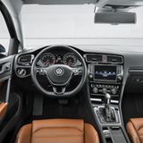 Auch das Cockpit ist typisch Volkswagen. Selbst in der hochgerüsteten Luxusversion bleibt es überschaubar. Interessant ist der neue, große Bildschirm, aber auch, dass der Golf VII die Mode der Luftdüsen im Turbinenlook nicht mitmacht.