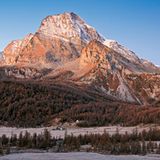 Etappenziel am 4. Tag: Alpe Veglia: Ein per Straße nicht zugängliches Hochtal in der Kulisse der Monte-Leone-Gruppe. Platzhirsch ist der vergletscherte Monte Leone - hier im Morgenlicht