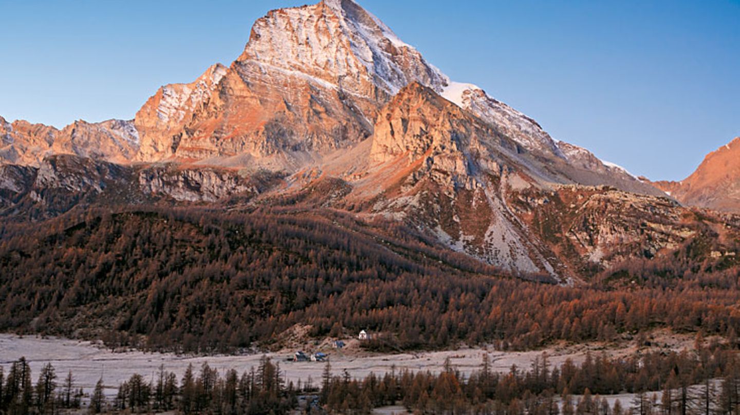 Etappenziel am 4. Tag: Alpe Veglia: Ein per Straße nicht zugängliches Hochtal in der Kulisse der Monte-Leone-Gruppe. Platzhirsch ist der vergletscherte Monte Leone - hier im Morgenlicht