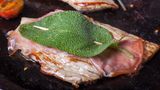 Saltimbocca alla romana  Dieses Gericht heißt wortwörtlich "Spring in den Mund" und ist international bekannt. Es handelt sich dabei um gebratene Kalbsschnitzel mit Schinken und Salbei. Dafür wird dünne Schnitzel geklopft und mit Parmaschinken und einem Salbeiblatt belegt. 