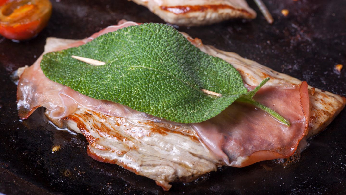 Saltimbocca alla romana  Dieses Gericht heißt wortwörtlich "Spring in den Mund" und ist international bekannt. Es handelt sich dabei um gebratene Kalbsschnitzel mit Schinken und Salbei. Dafür wird dünne Schnitzel geklopft und mit Parmaschinken und einem Salbeiblatt belegt. 