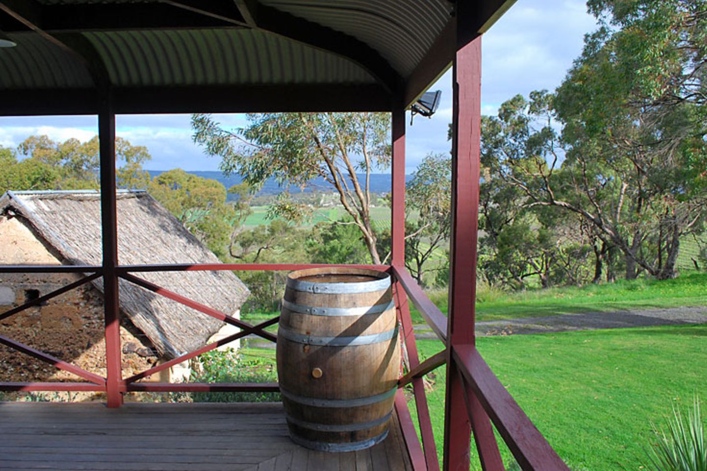 In der Hügellandschaft, die an die Toskana erinnert, gedeihen die Trauben des Weinguts d'Arenberg. Doch statt Zypressen wachsen im McLaren Vale knorrige Eukalyptusbäume