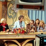 "Am laufenden Band" war in den 70er Jahren die größte Show im deutschen Fernsehen - vergleichbar mit "Wetten, dass ..?" in den 80ern. Und Rudi Carrell war der kongeniale Moderator und Showman: Er war schlagfertig, sang und trat in Sketchen auf. Und er holte den großen Muhammad Ali in die Sendung. Fünf Jahre lang, von 1974 bis 1979, gelang hier das seltene Kunststück, Publikum wie Kritiker gleichermaßen zu versöhnen. 2006 versuchte sich Florian Silbereisen an einem Remake, 2014 moderierte Jörg Pilawa eine einmalige Neuauflage anlässlich des 80. Geburtstages von Rudi Carrell.