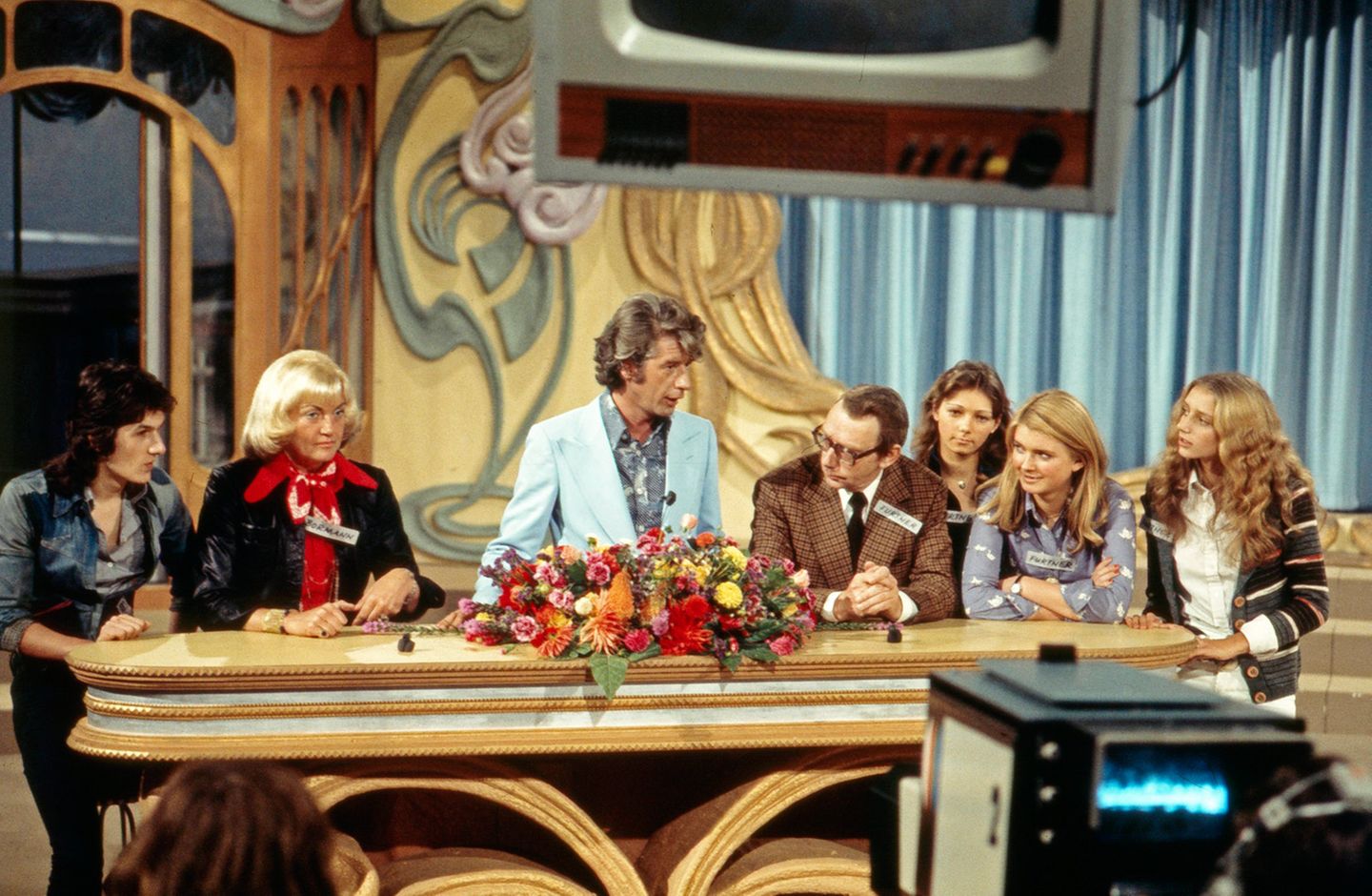 Von "Dalli Dalli" bis "Glücksrad": "Am laufenden Band" war in den 70er Jahren die größte Show im deutschen Fernsehen - vergleichbar mit "Wetten, dass ..?" in den 80ern. Und Rudi Carrell war der kongeniale Moderator und Showman: Er war schlagfertig, sang und trat in Sketchen auf. Und er holte den großen Muhammad Ali in die Sendung. Fünf Jahre lang, von 1974 bis 1979, gelang hier das seltene Kunststück, Publikum wie Kritiker gleichermaßen zu versöhnen. 2006 versuchte sich Florian Silbereisen an einem Remake, am 22. Dezember 2014 moderiert Jörg Pilawa eine einmalige Neuauflage anlässlich des 80. Geburtstages von Rudi Carrell. "Am laufenden Band" war in den 70er Jahren die größte Show im deutschen Fernsehen - vergleichbar mit "Wetten, dass ..?" in den 80ern. Und Rudi Carrell war der kongeniale Moderator und Showman: Er war schlagfertig, sang und trat in Sketchen auf. Und er holte den großen Muhammad Ali in die Sendung. Fünf Jahre lang, von 1974 bis 1979, gelang hier das seltene Kunststück, Publikum wie Kritiker gleichermaßen zu versöhnen. 2006 versuchte sich Florian Silbereisen an einem Remake, 2014 moderierte Jörg Pilawa eine einmalige Neuauflage anlässlich des 80. Geburtstages von Rudi Carrell.
