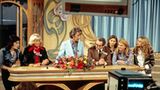 "Am laufenden Band" war in den 70er Jahren die größte Show im deutschen Fernsehen - vergleichbar mit "Wetten, dass ..?" in den 80ern. Und Rudi Carrell war der kongeniale Moderator und Showman: Er war schlagfertig, sang und trat in Sketchen auf. Und er holte den großen Muhammad Ali in die Sendung. Fünf Jahre lang, von 1974 bis 1979, gelang hier das seltene Kunststück, Publikum wie Kritiker gleichermaßen zu versöhnen. 2006 versuchte sich Florian Silbereisen an einem Remake, 2014 moderierte Jörg Pilawa eine einmalige Neuauflage anlässlich des 80. Geburtstages von Rudi Carrell.