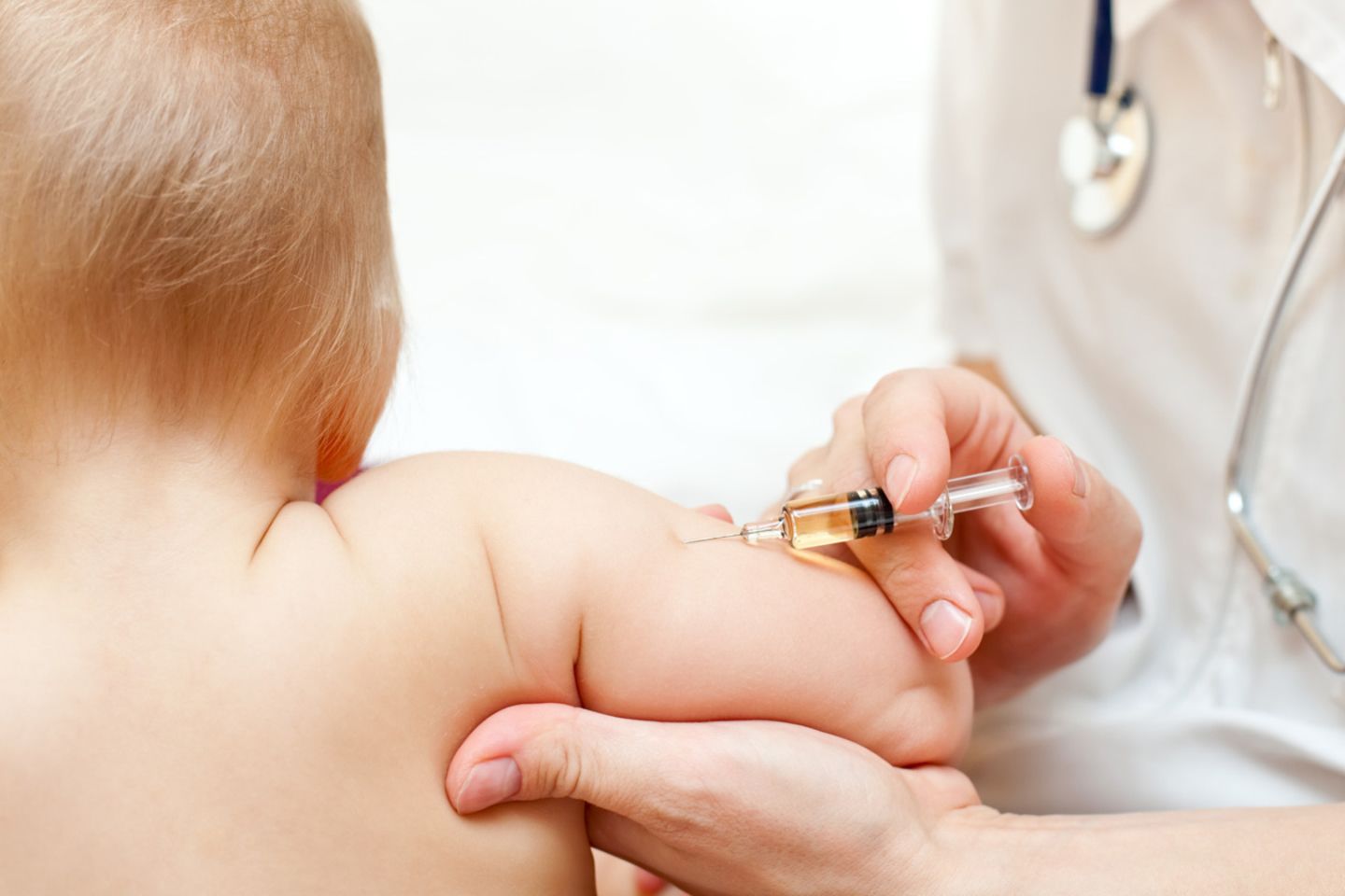 Impfungen schützen Kinder vor Krankheiten. Dennoch sind viele Eltern und Impfgegner skeptisch.