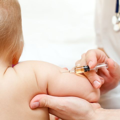 Impfungen schützen Kinder vor Krankheiten. Dennoch sind viele Eltern und Impfgegner skeptisch.