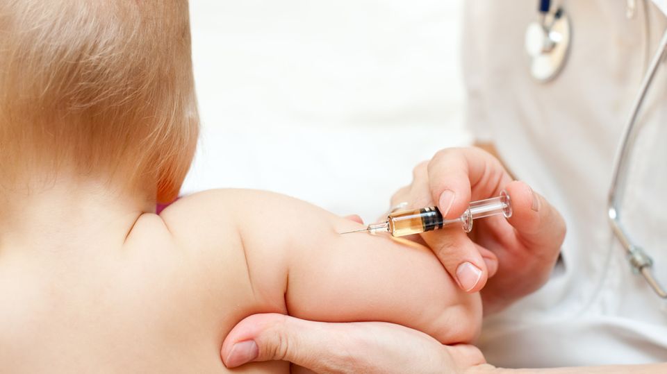 Impfungen schützen Kinder vor Krankheiten. Dennoch sind viele Eltern und Impfgegner skeptisch.