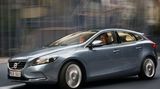 Die passenden Motoren – alle mit Start-Stopp-Automatik und Bremsenergierückgewinnung – übernehmen die Schweden aus ihrem Regal: drei Benziner und drei Diesel. Es sind zum Teil Eigenentwicklungen oder stammen noch aus der Kooperation mit Ford. Erdgas-, Flüssiggas- oder Bio-Ethanol-Varianten wird es im V40 nicht geben