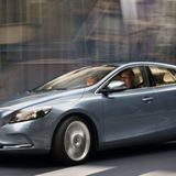 Die passenden Motoren – alle mit Start-Stopp-Automatik und Bremsenergierückgewinnung – übernehmen die Schweden aus ihrem Regal: drei Benziner und drei Diesel. Es sind zum Teil Eigenentwicklungen oder stammen noch aus der Kooperation mit Ford. Erdgas-, Flüssiggas- oder Bio-Ethanol-Varianten wird es im V40 nicht geben