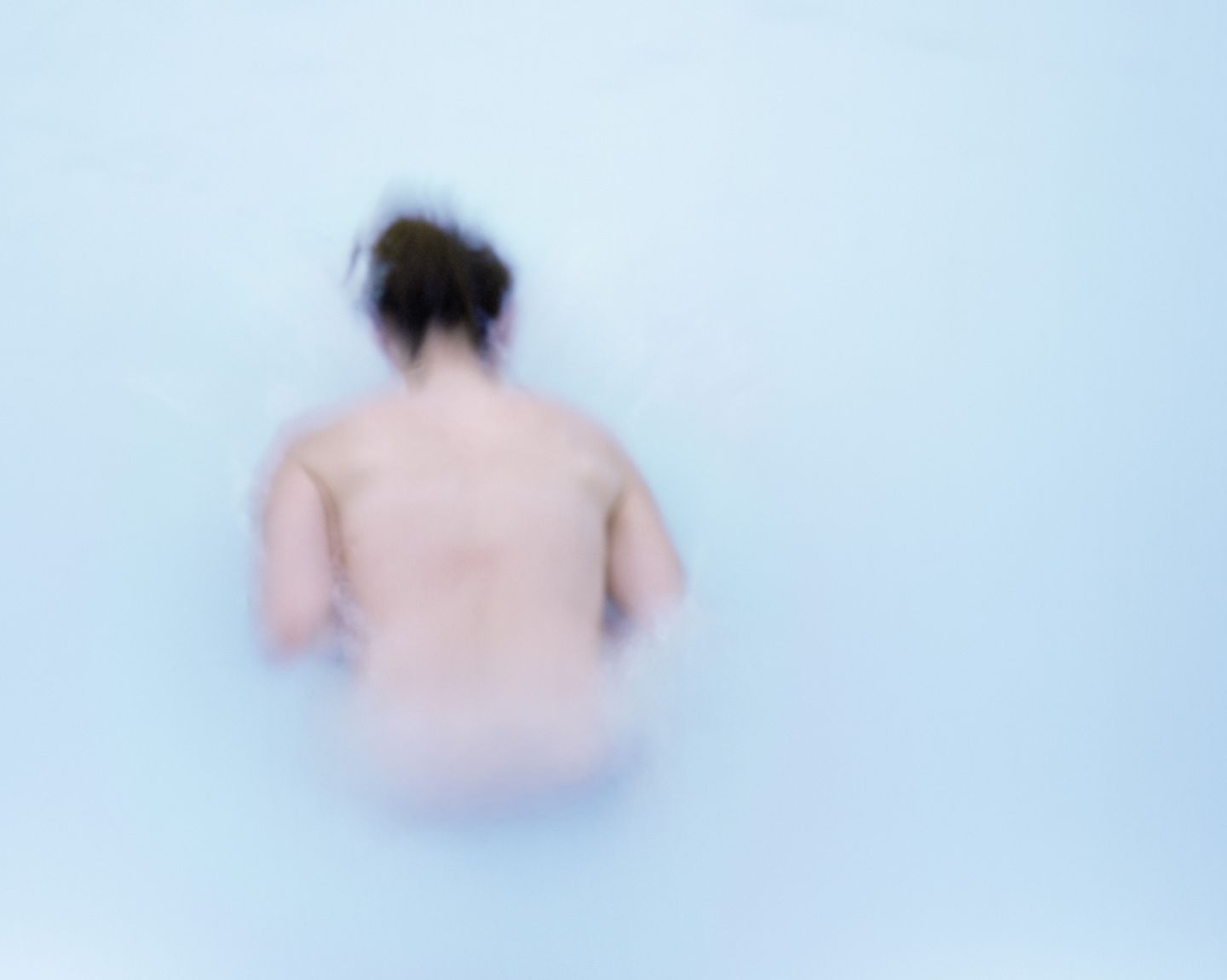 Einen abstrakten Ansatz wählt Anna Domnick in "Calm II". Sie setzt sich mit der Verschmelzung von Landschaft und Körper auseinander.