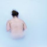 Einen abstrakten Ansatz wählt Anna Domnick in "Calm II". Sie setzt sich mit der Verschmelzung von Landschaft und Körper auseinander.