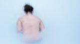 Einen abstrakten Ansatz wählt Anna Domnick in "Calm II". Sie setzt sich mit der Verschmelzung von Landschaft und Körper auseinander.