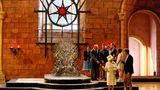 Windsor is coming: Königin Elisabeth II. besuchte bei ihrem Staatsbesuch 2014 in Belfast die Dreharbeiten zur fünften Staffel der HBO-Serie "Game of Thrones". Mit dabei: ihr Ehemann Prinz Philip. Während Philip mit den Darstellern plauderte, diskutierte die englische Königin mit einem Mitarbeiter. "Game of Thrones" gehört aktuell zu den erfolgreichsten Serien der Welt. Es handelt sich dabei um eine Verfilmung der Fantasy-Saga "Das Lied von Eis und Feuer" des amerikanischen Autors George R. R. Martin.