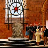 Windsor is coming: Königin Elisabeth II. besuchte bei ihrem Staatsbesuch 2014 in Belfast die Dreharbeiten zur fünften Staffel der HBO-Serie "Game of Thrones". Mit dabei: ihr Ehemann Prinz Philip. Während Philip mit den Darstellern plauderte, diskutierte die englische Königin mit einem Mitarbeiter. "Game of Thrones" gehört aktuell zu den erfolgreichsten Serien der Welt. Es handelt sich dabei um eine Verfilmung der Fantasy-Saga "Das Lied von Eis und Feuer" des amerikanischen Autors George R. R. Martin.