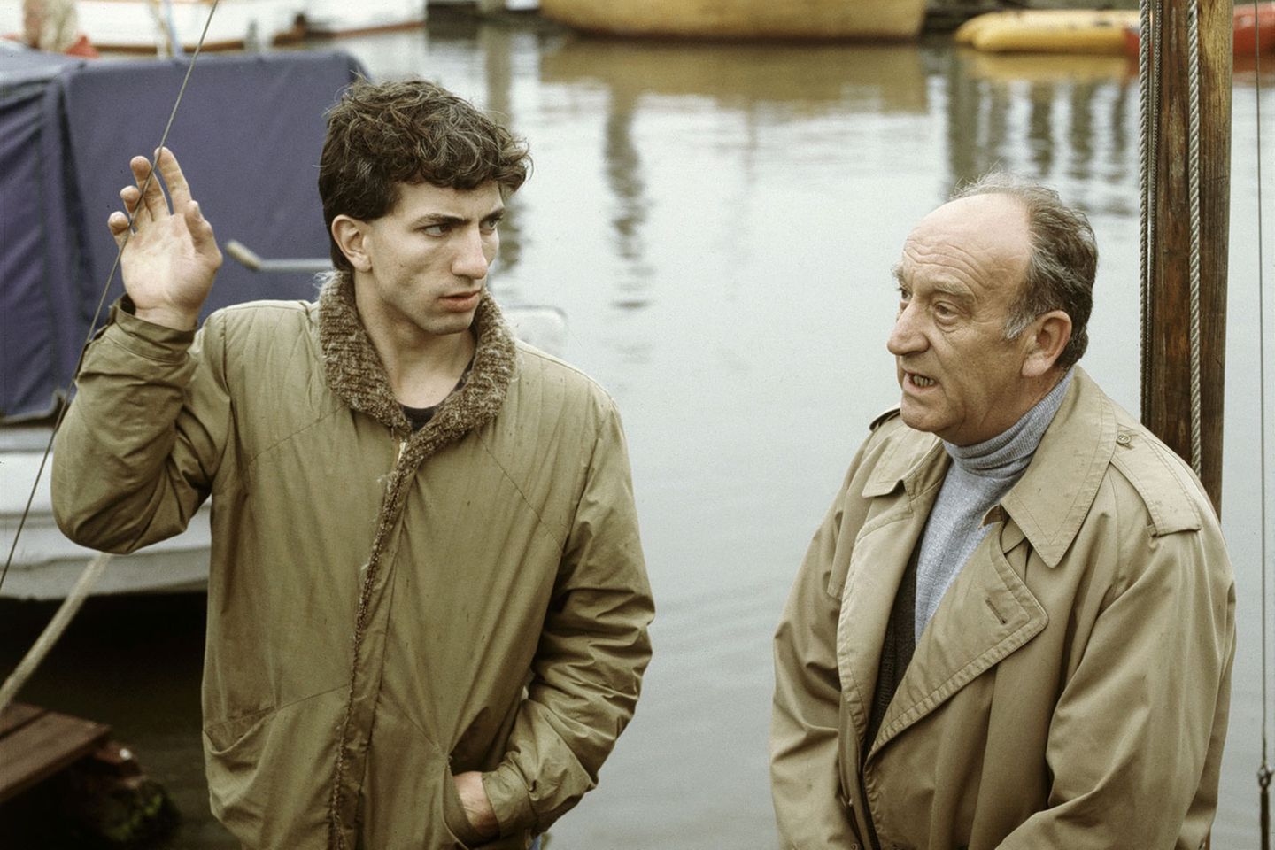 "Watt Recht is, mutt Recht bliewen", "Tatort"-Folge: 136, Jahr: 1982  Lokalkolorit schön und gut - aber mit diesem Fall hatte es der NDR übertrieben. "Watt Recht is, mutt Recht bliewen" sollte der erste und letzte Fall des Deichkommissars Schnuur (Uwe Dallmeier) bleiben. Weil er komplett auf Plattdeutsch gedreht wurde und die Zuschauer im restlichen Deutschland wenig Lust verspürten, 80 Minuten lang Untertitel zu lesen.