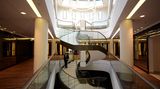 Eine Wendeltreppe führt in den ersten Stock, wo es zu den Veranstaltungsräumen und zum Restaurant "Les Solistes" des französischen Sternekochs Pierre Gagnaire geht.