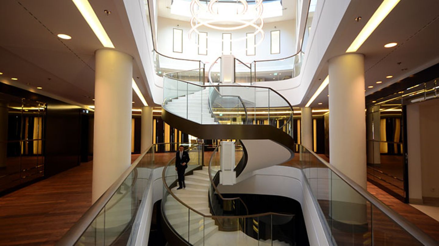 Eine Wendeltreppe führt in den ersten Stock, wo es zu den Veranstaltungsräumen und zum Restaurant "Les Solistes" des französischen Sternekochs Pierre Gagnaire geht.