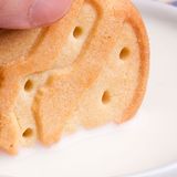 Wie der Keks optimal in die Tasse getunkt wird  Wissenschaft, die sich den Fragen des Alltags widmet, betreibt der Forscher Len Fisher von der University of Bristol. Er berechnete die optimale Art, den Keks in eine Tasse Tee oder Kaffee zu tunken. Denn das Problem dürfte - nicht nur unter den Tee liebenden Briten - bekannt sein: Hält man den Keks zu lange in die Flüssigkeit, saugt er sich voll und fällt auseinander. Fisher tunkte, stoppte die Zeit und errechnete die optimale Tunk-Formel. Heraus kam unter anderem: Den Keks am besten in einem flachen Winkel mit der Oberseite unten nicht länger als drei bis fünf Sekunden eintauchen. Tatsächlich ist alles aber noch viel komplizierter und hängt von der Kekssorte und der Art der Flüssigkeit ab. Für die Erkenntnisse gab es 1999 den Ig-Nobelpreis für Physik.