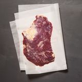 Bauchlappen  Aus diesem Zuschnitt werden Rinderbrühe oder -fonds zubereitet. Der größte Teil der Bauchlappen gelangt aber in die Wurstherstellung. Gar nicht so klug, denn in den USA ist der Bauchlappen-Cut schon lange als Flank-Steak beliebt - eine günstige Alternative zum Steak.