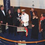 Kapitän Giuliano Bossim schreitet zum Taufakt in der Badelandschaft: Vor ihm das Band, an dem die Champagnerflasche hängt. Rechts von ihm steht der Popmusiker Eros Ramazzotti, der zuvor ein Konzert im Theater gab, das nach Polizeiangaben 15.000 Zuschauer auf den St. Pauli Landungsbrücken auf Großbildleinwänden verfolgten. Zweite von links ist die griechische Sängerin Nana Mouskouri, die als Unicef-Botschafterin eingeladen war