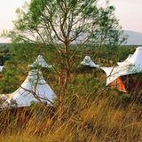 Australien: Longitude 131°  Residieren mit Blick auf den Uluru im Zentrum des Kontinents: Diese Zelte stehen auf dem 131 Längengrad, daher der Name. Die 15 Luxusunterkünfte tragen die Namen großer australischer Pioniere, sind mit Klimaanlage und großen Glasfenster ausgestattet. Im  Longitude 131° wohnt man mitten in der Wüste und erlebt geniale Sonnenauf- und -untergänge.