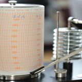 "Das Schiff kann gut Eis und kann gut Sturm", sagt Kapitän Behrend. "Aber auf Sturm im Eis sollte man, wenn irgend möglich verzichten." Die Crew auf der Brücke navigierte nicht nur per GPS und Satellitenbildern, sondern auch nach Luftdruck. Das Foto zeigt den Barografen, der für die handelsübliche Berufsschiff-Navigation ausgelegt ist und seine Aufzeichnungsgrenze erreicht hat: "Südlicher geht nicht mehr", so Behrend.