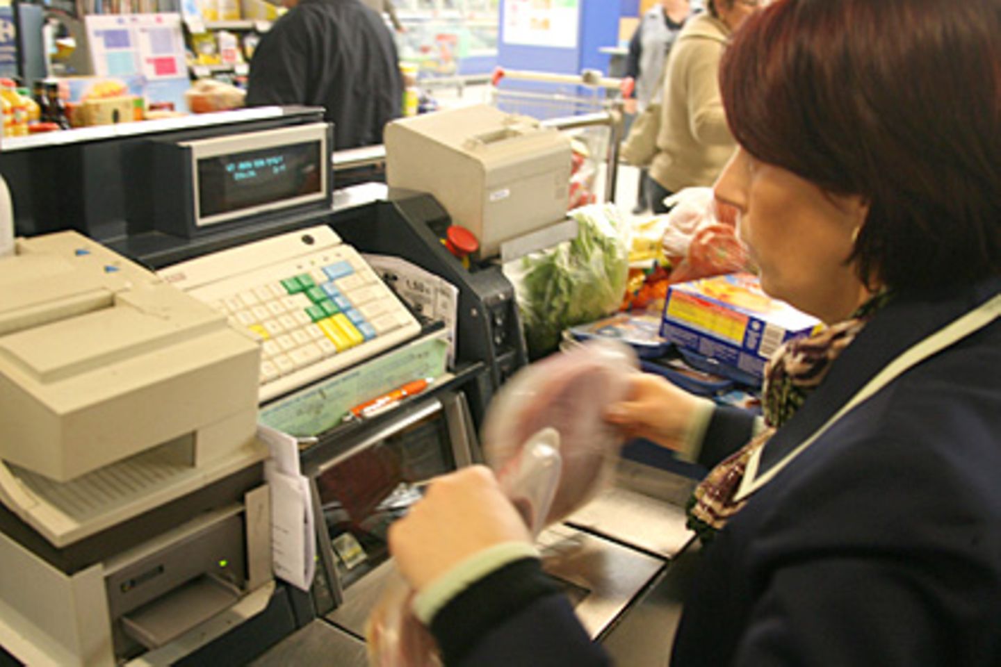 Bei uns ein gewohntes Bild, in Saudi-Arabien anscheinend unmöglich: eine Frau bedient an der Supermarktkasse