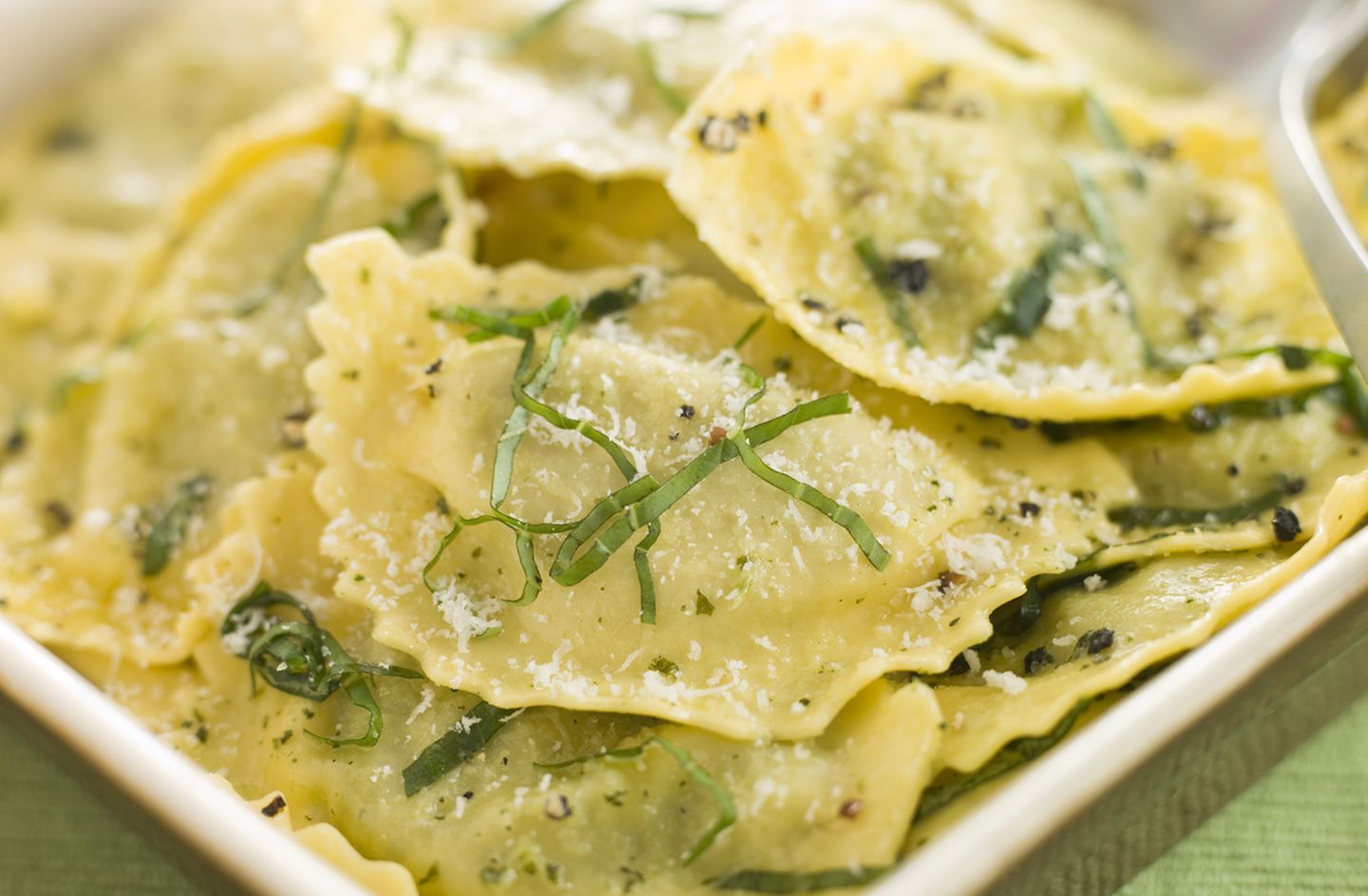 Von Herrgottsbscheißerle bis Dim Sum: Diese italienischen Teigtaschen kennt jeder: Die Ravioli sind aus der italienischen Küche nicht wegzudenken. Wie schon die indischen Samosas waren auch die Ravioli ursprünglich dazu da, Reste zu verwerten. Heute werden sie auch frisch gefüllt. Am liebsten mit Ricotta und dazu eine Butter-Salbei-Sauce und viel Parmesan. Diese italienischen Teigtaschen kennt jeder: Die Ravioli sind aus der italienischen Küche nicht wegzudenken. Wie schon die indischen Samosas waren auch die Ravioli ursprünglich dazu da, Reste zu verwerten. Heute werden sie auch frisch gefüllt. Am liebsten mit Ricotta und dazu eine Butter-Salbei-Sauce und viel Parmesan.