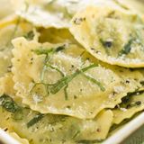 Diese italienischen Teigtaschen kennt jeder: Die Ravioli sind aus der italienischen Küche nicht wegzudenken. Wie schon die indischen Samosas waren auch die Ravioli ursprünglich dazu da, Reste zu verwerten. Heute werden sie auch frisch gefüllt. Am liebsten mit Ricotta und dazu eine Butter-Salbei-Sauce und viel Parmesan.