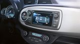 Insgesamt beträgt die rein elektrische Reichweite zwei bis drei Kilometer. Auf einem Display kann der Fahrer beobachten, welchen Antrieb er gerade nutzt, oder ob der Schubbetrieb elektrische Energie in die Batterie zurückgeführt.