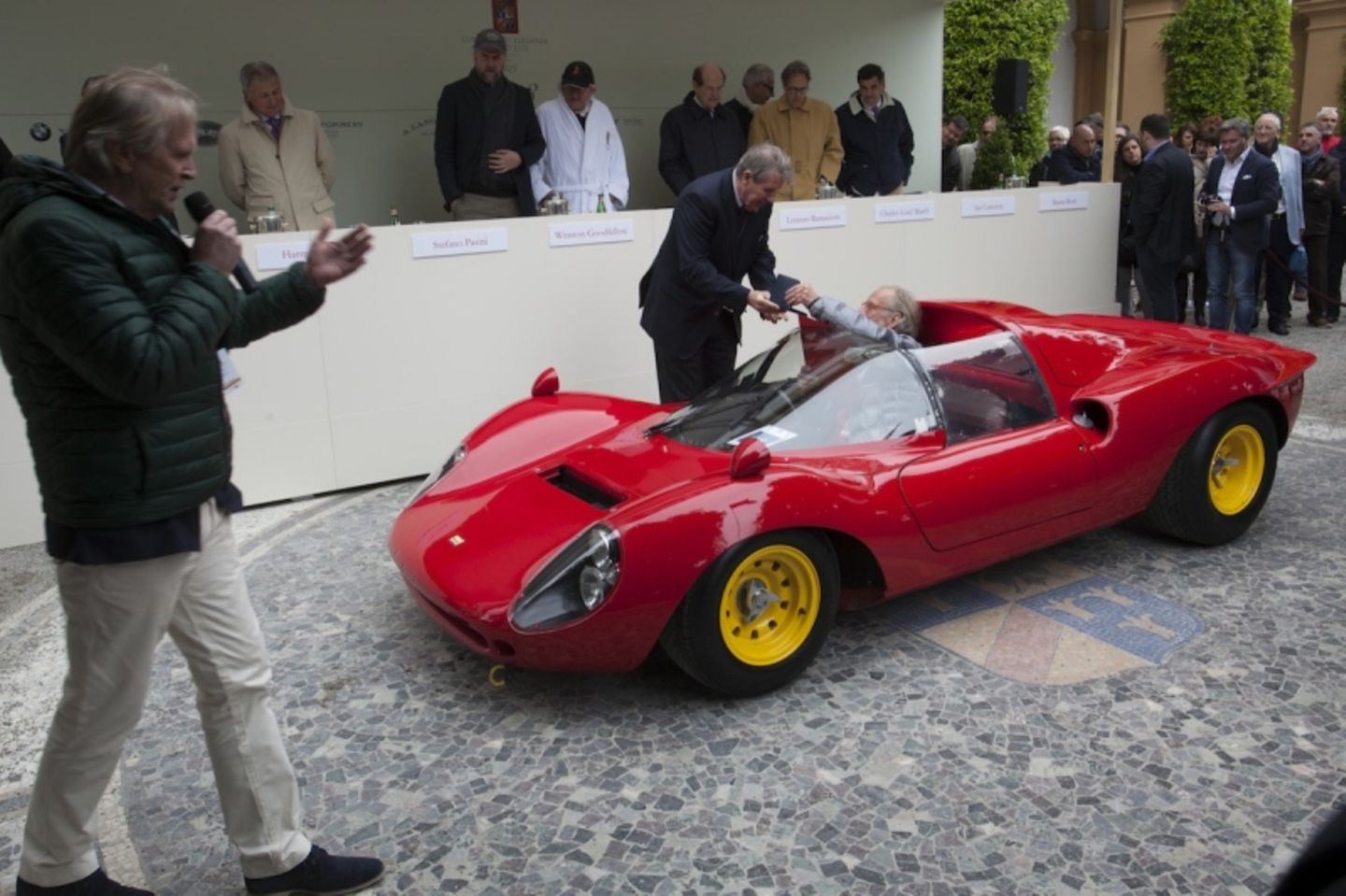 Stolz präsentieren die Teilnehmer auf dem Concorso ihre Autos