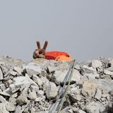 Abstieg  Und Tschüs: Jetzt geht es nach dem Gipfelsieg nach unten. Alle Normalwege auf die Drei Zinnen sind bereits Klettertouren im mittleren Schwierigkeitsgrat. Deshalb geht es am schnellsten auf einer "Abseilpiste" mit zwei 50 Meter langen Seilen und über Schuttterrassen zurück in die Tiefe.