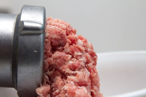 Im Hackfleisch fanden die Prüfer Keime und Salmonellen. Aber Bio-Produkte aus Discounter überzeugen.