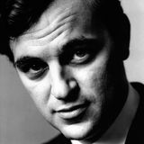 Bert Stern fotografierte weit mehr als nur Marilyn Monroe. So hatte er auch Audrey Hepburn, Sophia Loren, Liz Taylor und Brigitte Bardot vor der Kamera. Seine ersten Fotos schoss er im Korea-Krieg, ab 1953 prägte er als Werbefotograf die gesamte Branche und hatte maßgeblichen Anteil daran, dass sich die Werbefotografie zu einer Kunstform entwickelte. Viele von Sterns Werken sind in bekannten Museen ausgestellt, darunter im Museum of Modern Art in seiner Heimatstadt New York. Dort starb Bert Stern am 26. Juni 2013 im Alter von 83 Jahren.