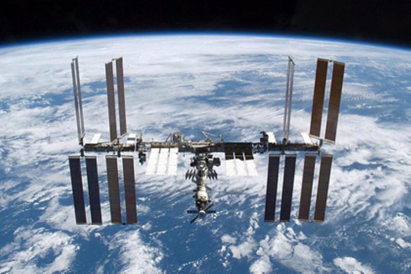 Nur fünf der insgesamt acht Solarmodule an Bord der ISS produzieren derzeit Elektrizität. Dieser Umstand hat Auswirkungen auf die wissenschaftliche Arbeit aber nicht auf die Sicherheit der Besatzung.