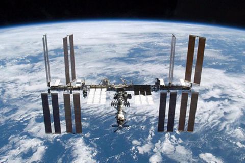 Nur fünf der insgesamt acht Solarmodule an Bord der ISS produzieren derzeit Elektrizität. Dieser Umstand hat Auswirkungen auf die wissenschaftliche Arbeit aber nicht auf die Sicherheit der Besatzung.